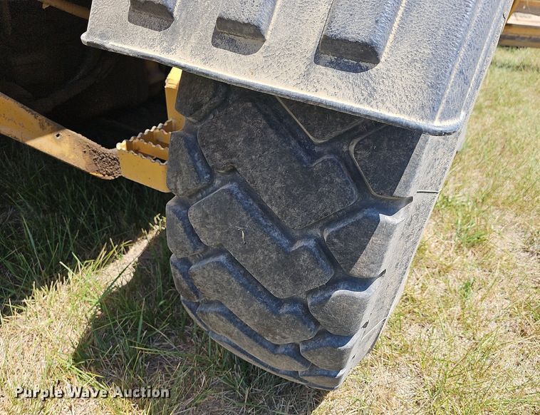 image for item NT9762 2001 John Deere 772CH  motor grader