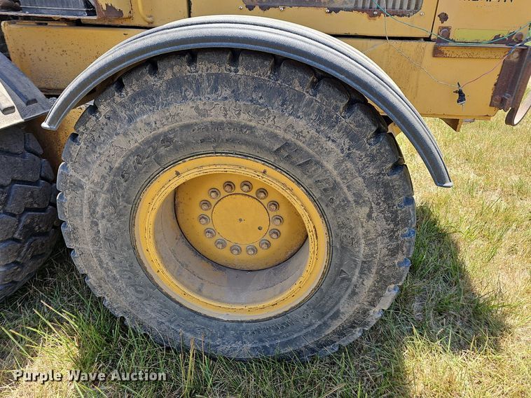 image for item NT9762 2001 John Deere 772CH  motor grader