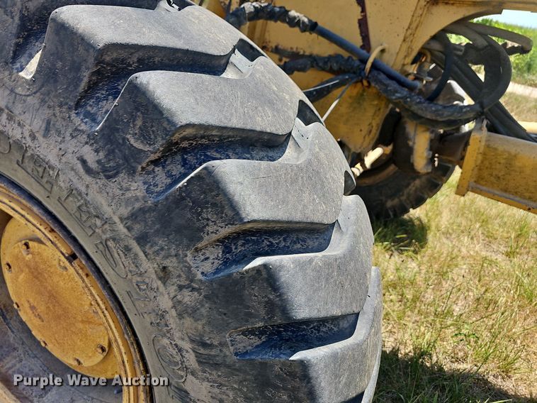 image for item NT9762 2001 John Deere 772CH  motor grader