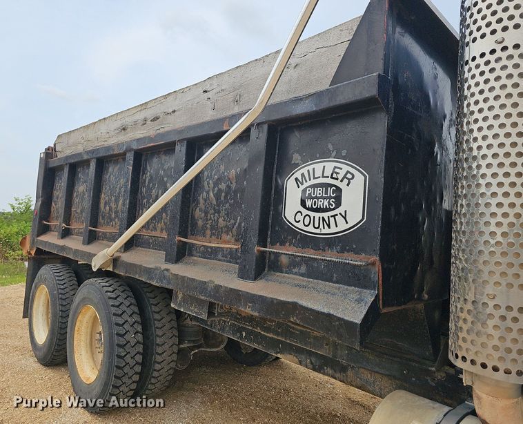 image for item NT9775 1987 Kenworth 800  dump truck