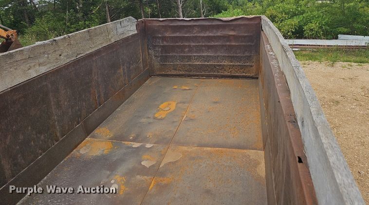 image for item NT9775 1987 Kenworth 800  dump truck