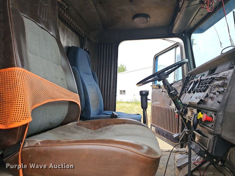 image for item NT9775 1987 Kenworth 800  dump truck