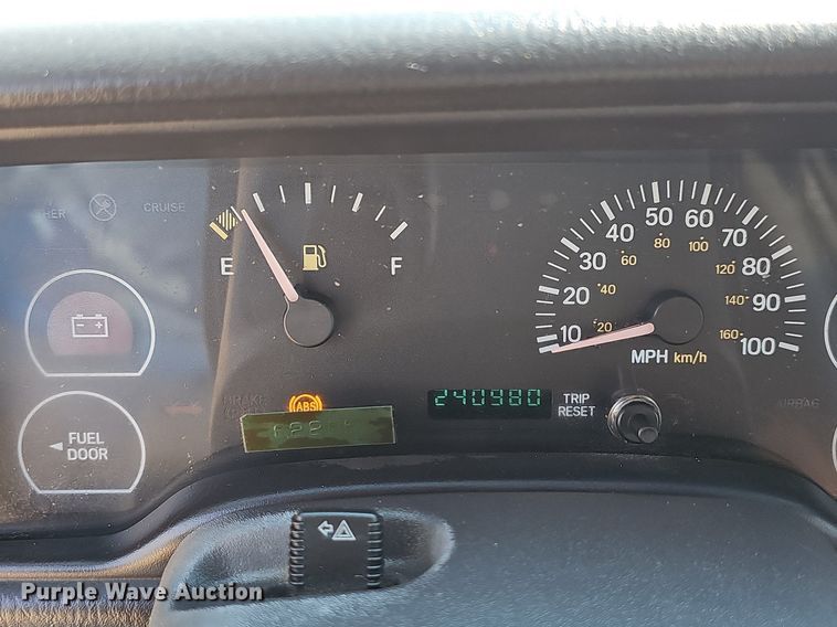 image for item NT9777 2000 Jeep Cherokee  SUV