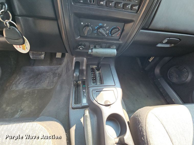 image for item NT9777 2000 Jeep Cherokee  SUV