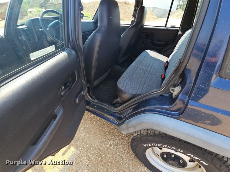 image for item NT9777 2000 Jeep Cherokee  SUV