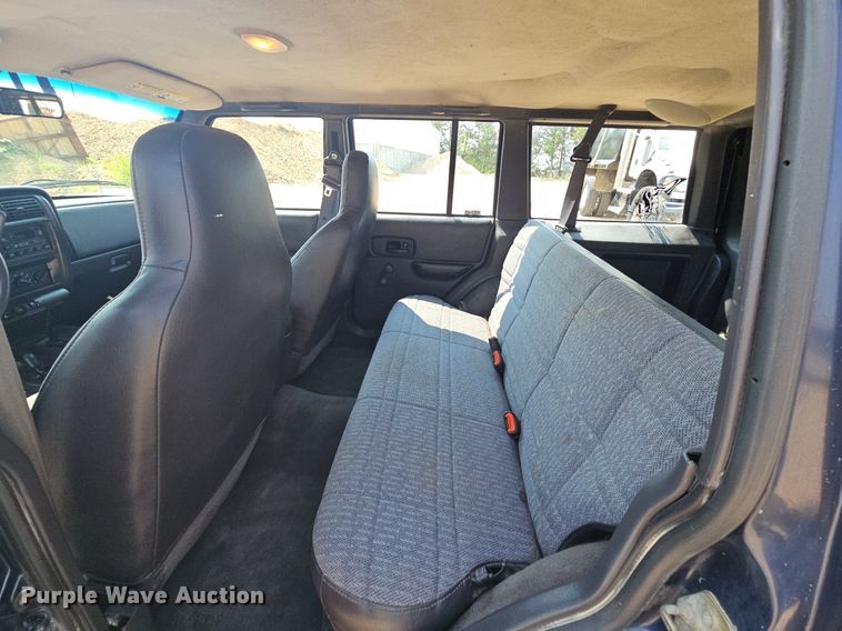 image for item NT9777 2000 Jeep Cherokee  SUV