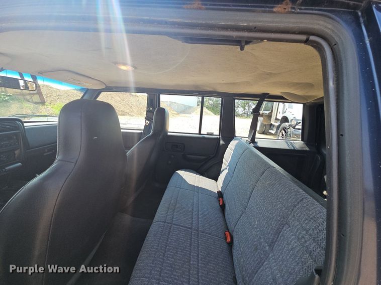 image for item NT9777 2000 Jeep Cherokee  SUV