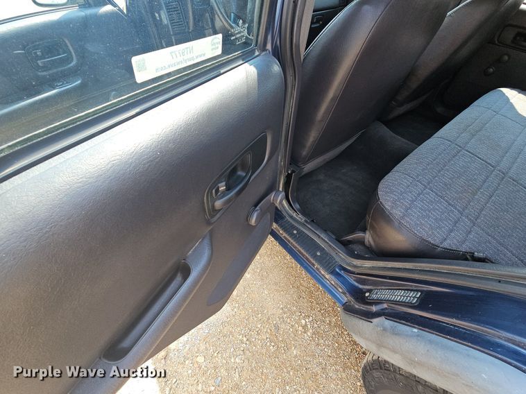 image for item NT9777 2000 Jeep Cherokee  SUV