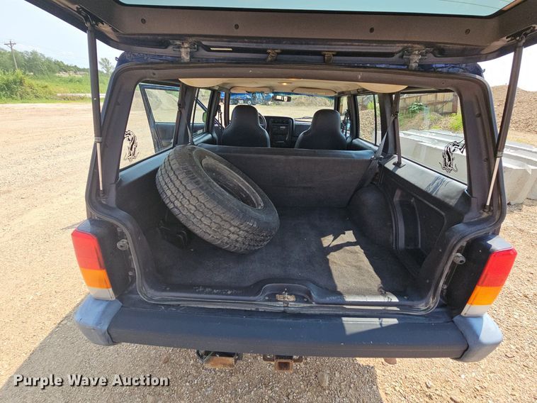 image for item NT9777 2000 Jeep Cherokee  SUV