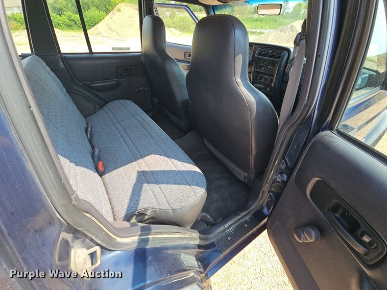 image for item NT9777 2000 Jeep Cherokee  SUV