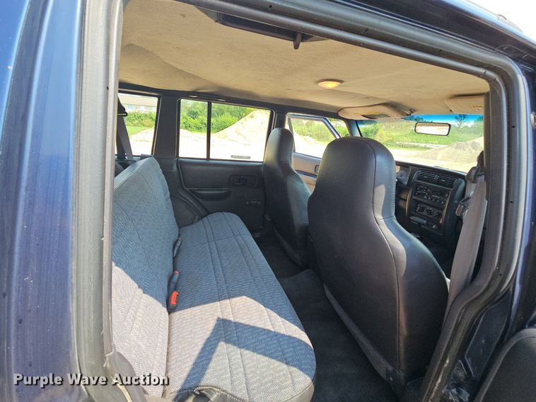 image for item NT9777 2000 Jeep Cherokee  SUV