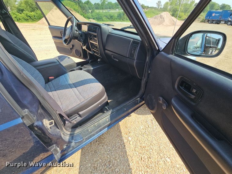 image for item NT9777 2000 Jeep Cherokee  SUV