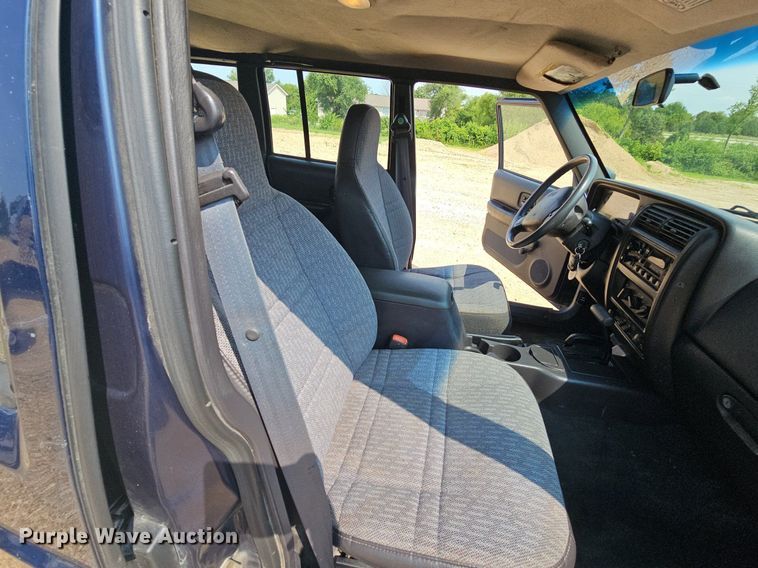 image for item NT9777 2000 Jeep Cherokee  SUV