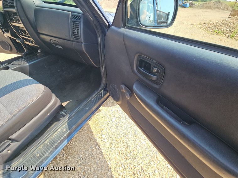 image for item NT9777 2000 Jeep Cherokee  SUV