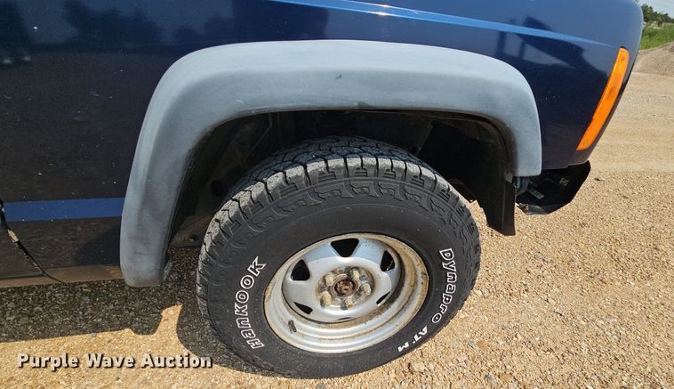 image for item NT9777 2000 Jeep Cherokee  SUV