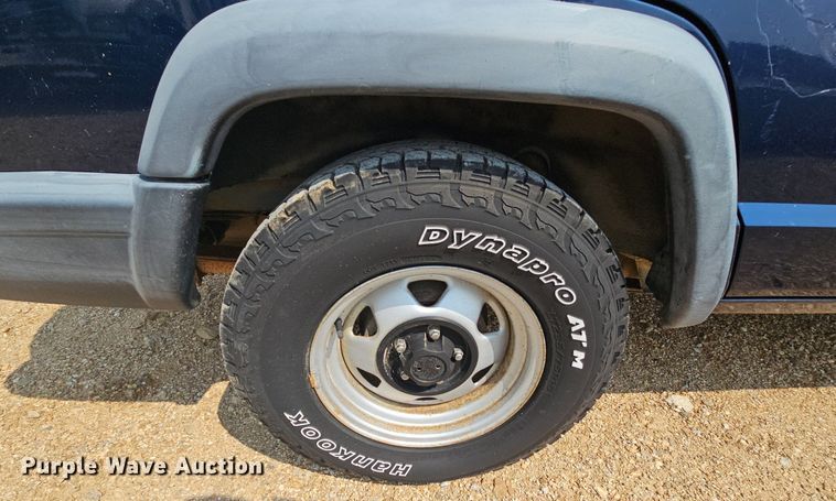 image for item NT9777 2000 Jeep Cherokee  SUV