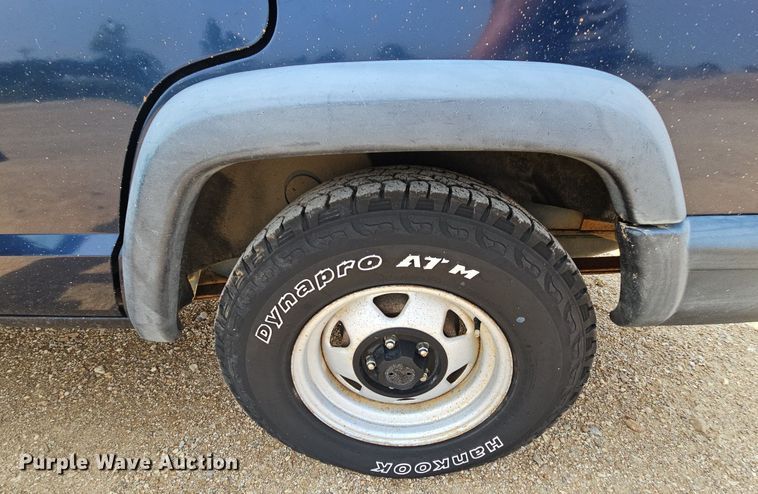 image for item NT9777 2000 Jeep Cherokee  SUV