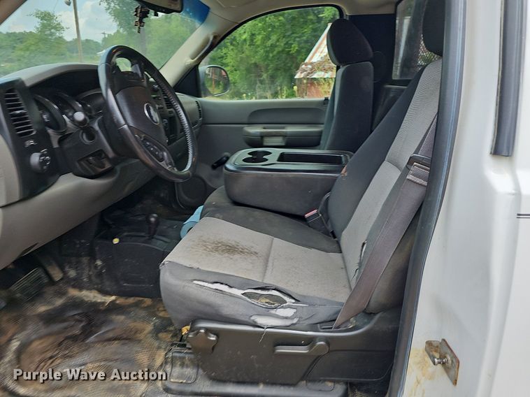 image for item NT9783 2008  Chevrolet Silverado 2500HD  flatbed pickup truck