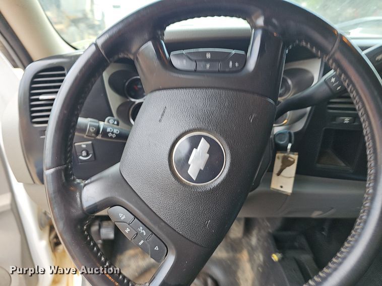 image for item NT9783 2008  Chevrolet Silverado 2500HD  flatbed pickup truck