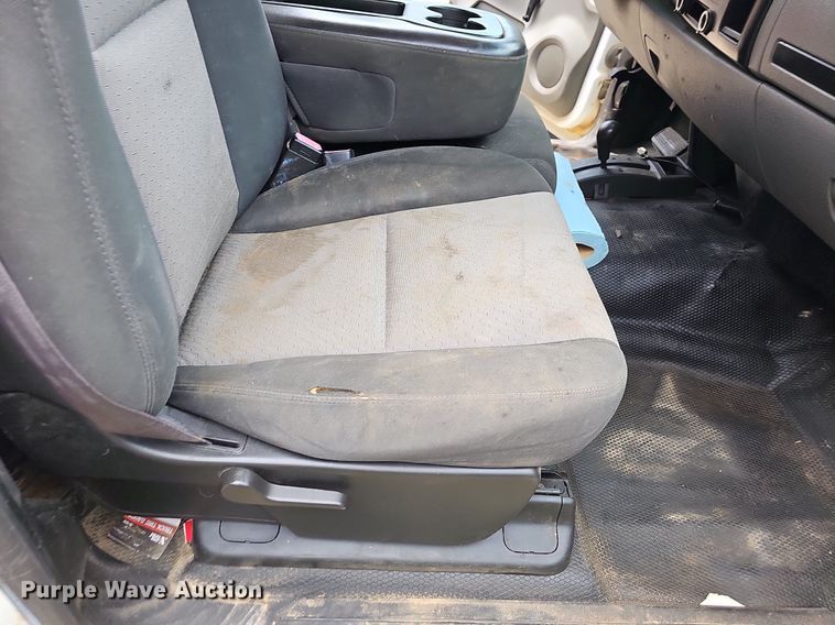 image for item NT9783 2008  Chevrolet Silverado 2500HD  flatbed pickup truck