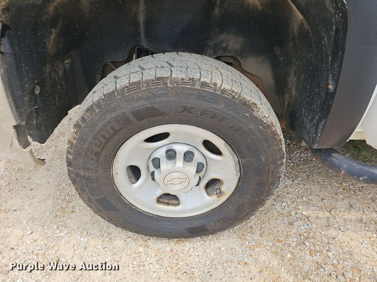 image for item NT9783 2008  Chevrolet Silverado 2500HD  flatbed pickup truck