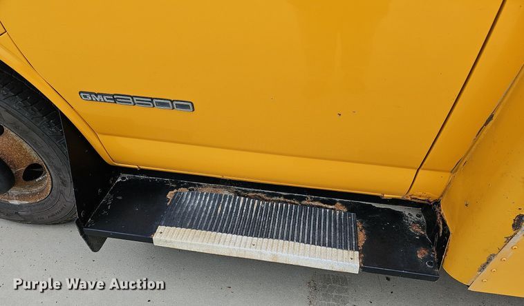 image for item NU9016 1998 GMC Savana 3500  school bus