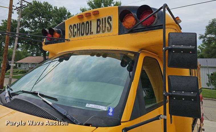 image for item NU9016 1998 GMC Savana 3500  school bus