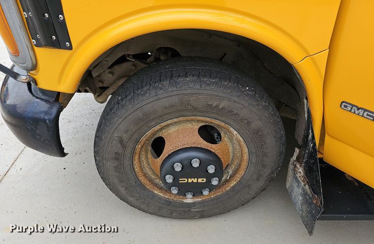 image for item NU9016 1998 GMC Savana 3500  school bus