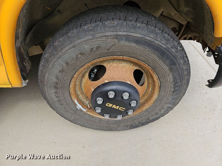 image for item NU9016 1998 GMC Savana 3500  school bus