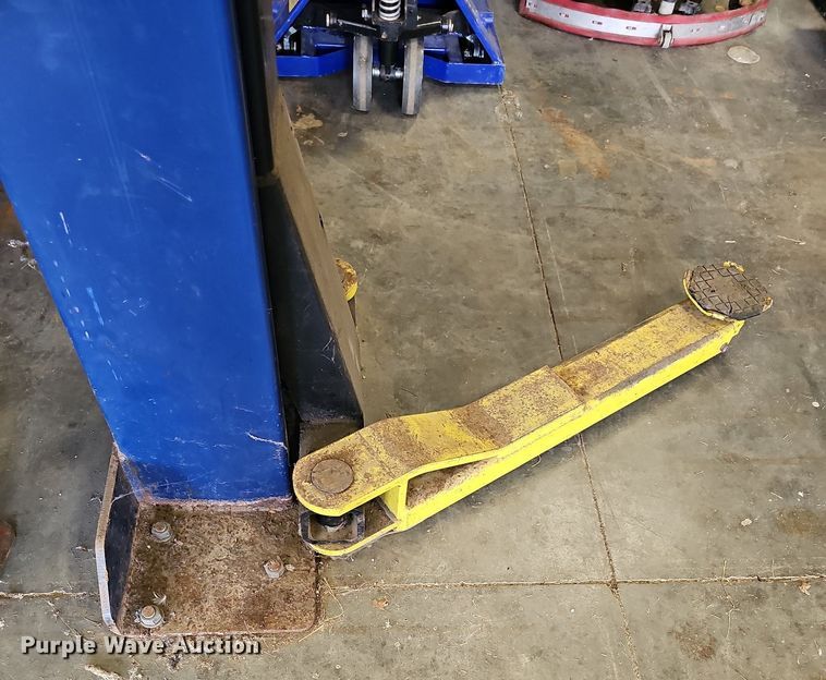 image for item NU9044 Challenger Lifts 39000  automotive lift