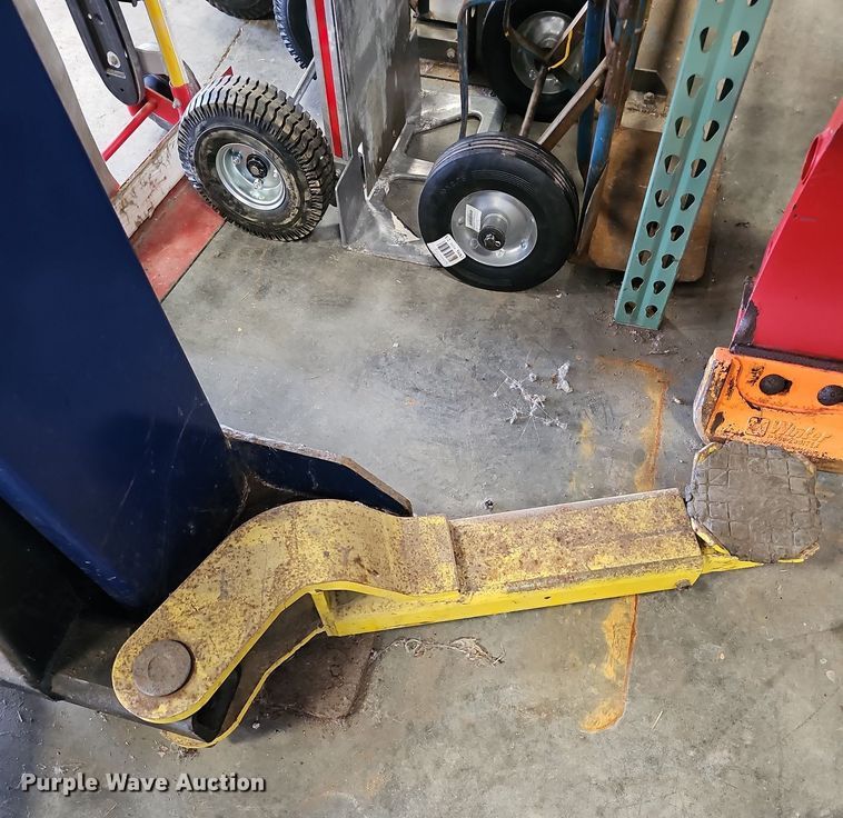 image for item NU9044 Challenger Lifts 39000  automotive lift