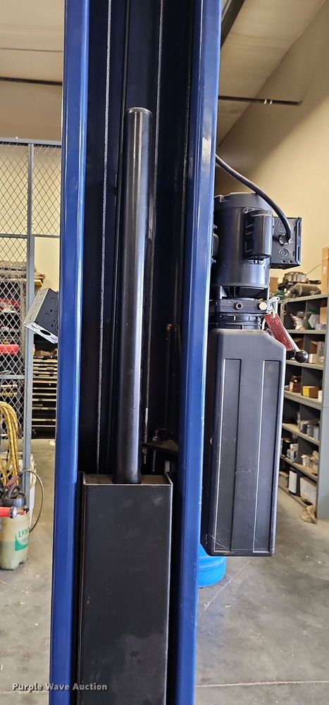 image for item NU9044 Challenger Lifts 39000  automotive lift