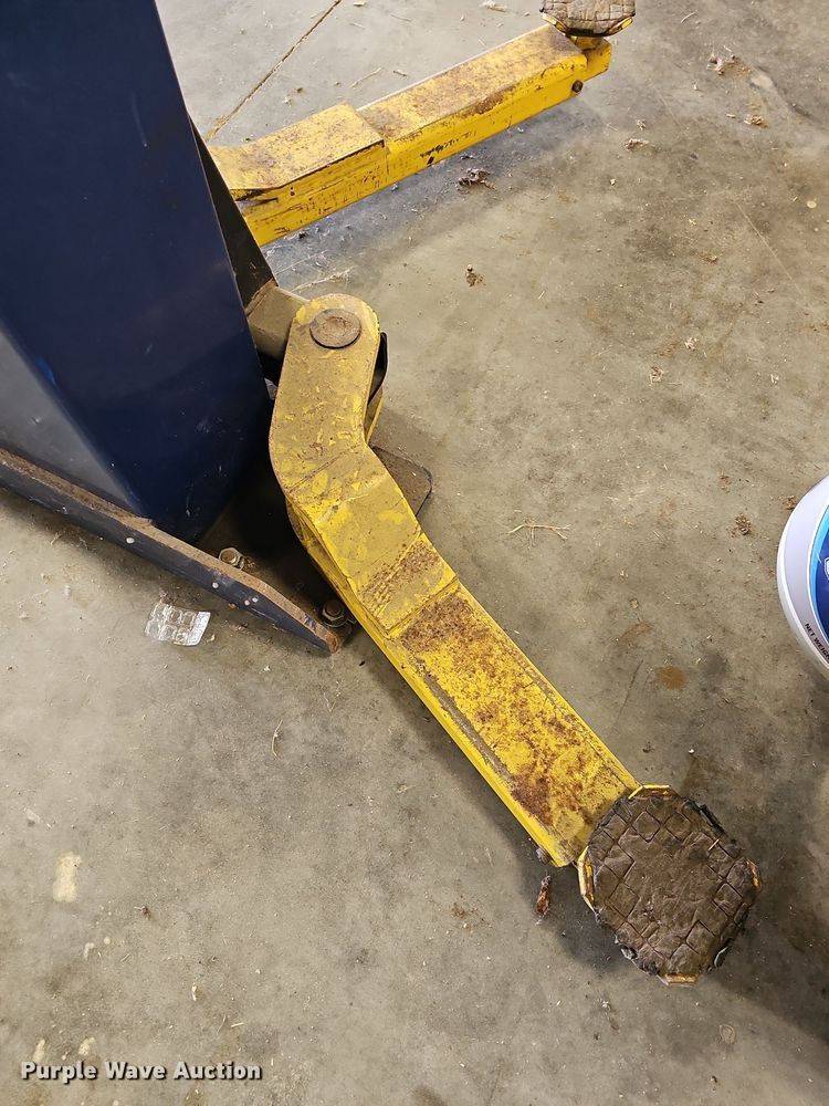 image for item NU9044 Challenger Lifts 39000  automotive lift