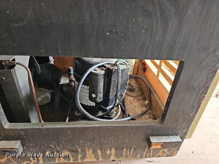 image for item NU9053 1997 Marineland Commercial Aquariums ML24SL   aquarium