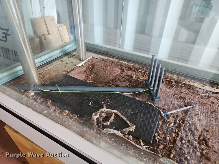 image for item NU9053 1997 Marineland Commercial Aquariums ML24SL   aquarium