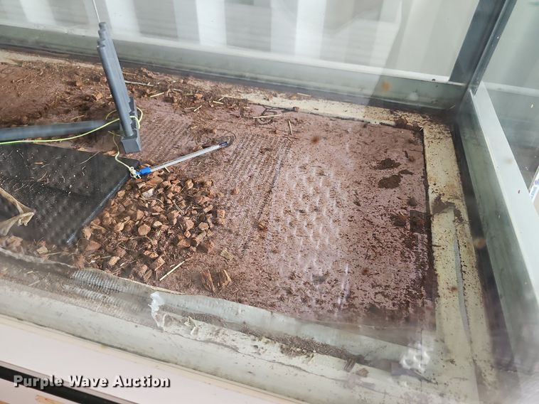 image for item NU9053 1997 Marineland Commercial Aquariums ML24SL   aquarium