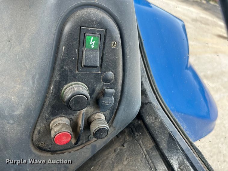 image for item OK9727 2001 New Holland TS110  MFWD tractor