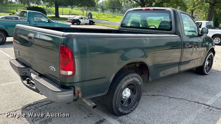 image for item OK9748 2002 Ford F150 XL  pickup truck