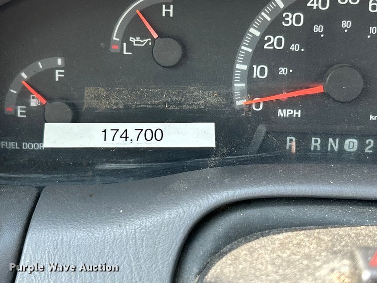 image for item OK9748 2002 Ford F150 XL  pickup truck