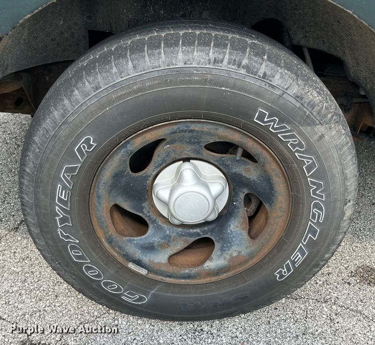 image for item OK9748 2002 Ford F150 XL  pickup truck