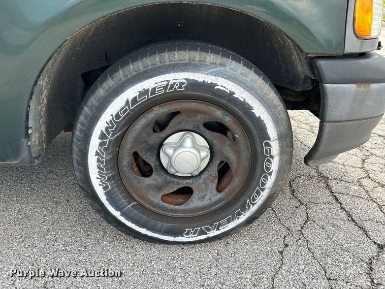 image for item OK9748 2002 Ford F150 XL  pickup truck