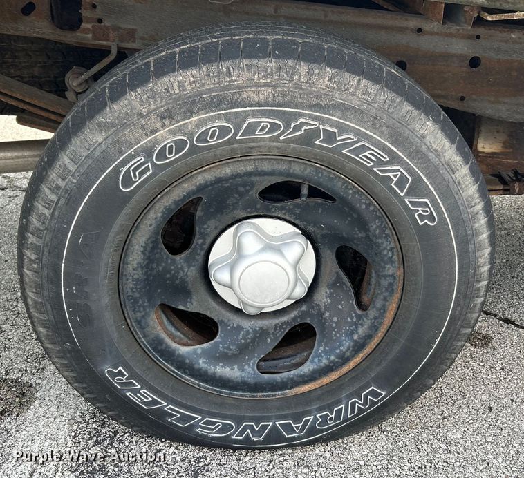 image for item OK9748 2002 Ford F150 XL  pickup truck