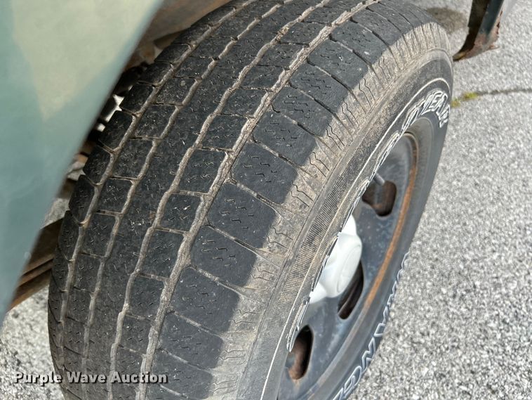 image for item OK9748 2002 Ford F150 XL  pickup truck