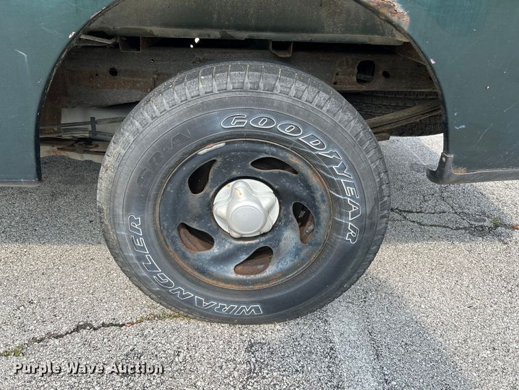 image for item OK9748 2002 Ford F150 XL  pickup truck