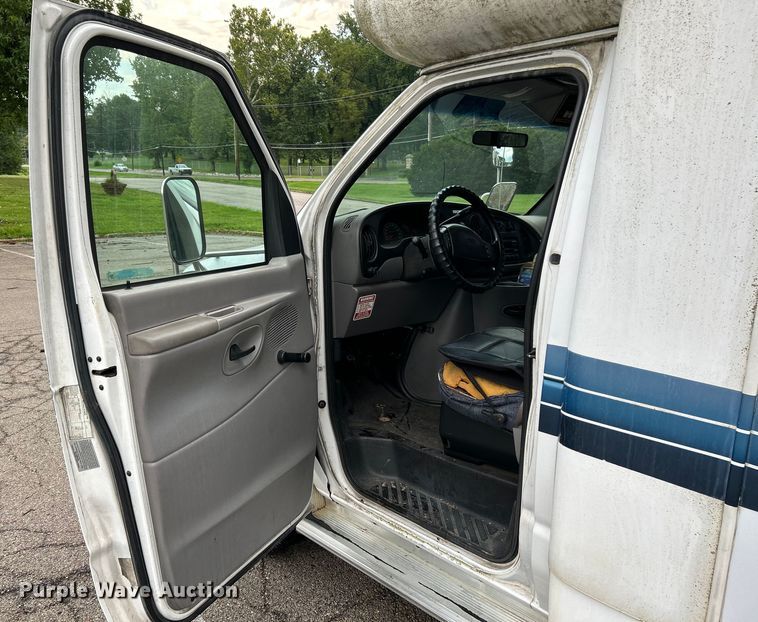 image for item OK9750 1999 Ford Econoline E350  shuttle bus