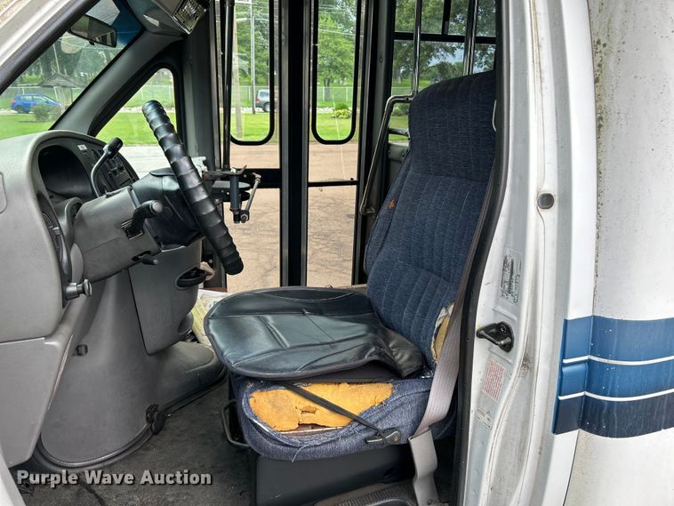 image for item OK9750 1999 Ford Econoline E350  shuttle bus