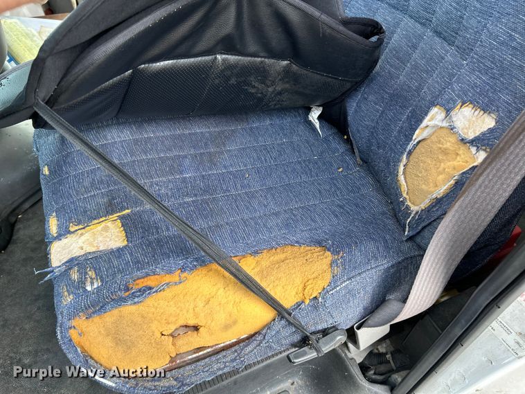 image for item OK9750 1999 Ford Econoline E350  shuttle bus