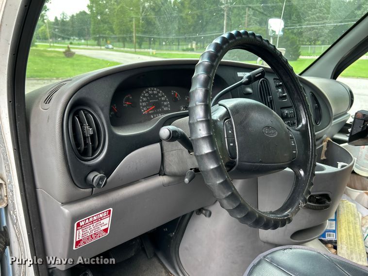 image for item OK9750 1999 Ford Econoline E350  shuttle bus