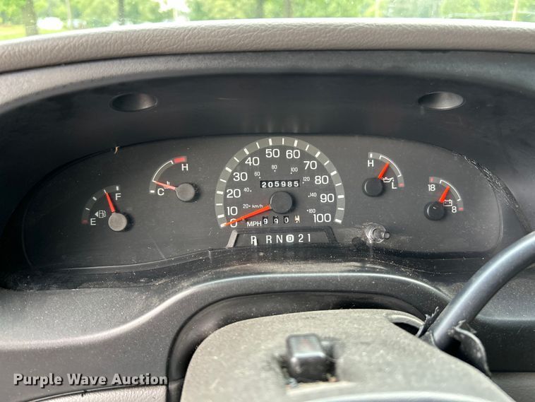 image for item OK9750 1999 Ford Econoline E350  shuttle bus