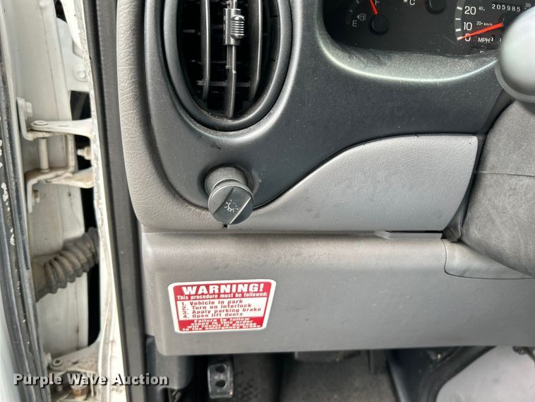 image for item OK9750 1999 Ford Econoline E350  shuttle bus